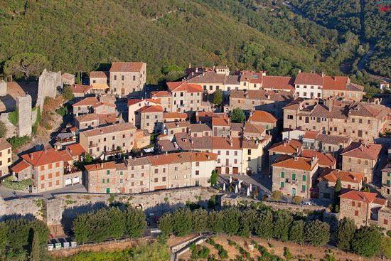 Civitella in Val di Chiana, zamek z miasteczkiem na wzgorzu. EU, Italia, Toskania/Arezzo. LOTNICZE.